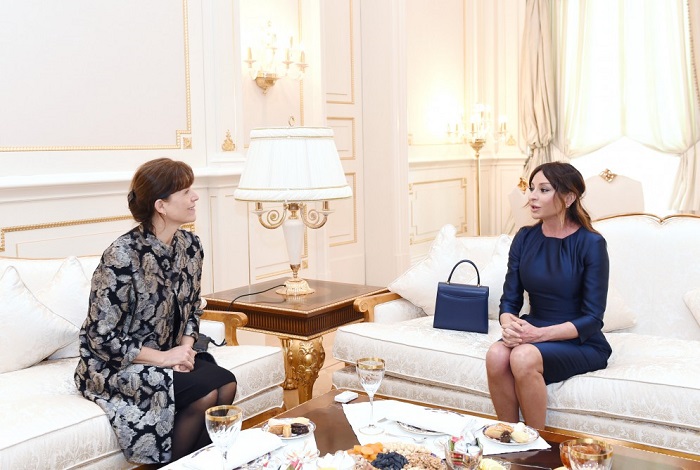 Treffen der First Lady von Aserbaidschan mit der Ehegattin von ungarischem Premierminister